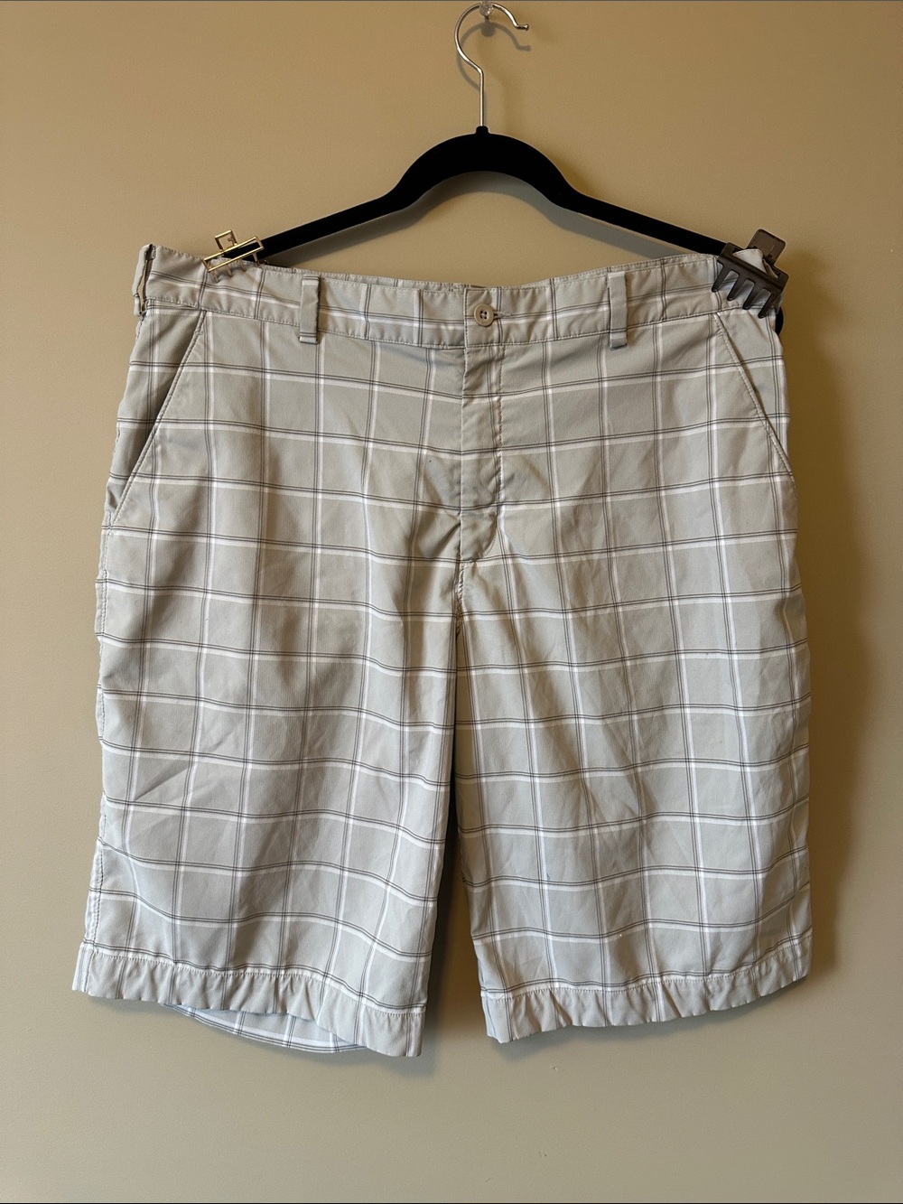 Nike Men's Cream Plaid Flat-Front Shorts for golf